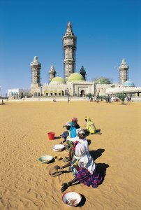 <p>Femmes devant la Grande Mosquée de Touba.</p>