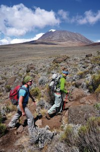 <p>Randonneurs sur la route Marangu, à l'ascenscion du Kilimandjaro</p>
