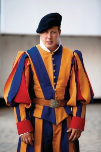 Guarde suisse en uniforme traditionnel.