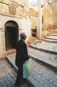 Algérois dans une ruelle de la Casbah.