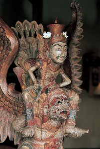 Sculpture ancienne du dieu Garuda.