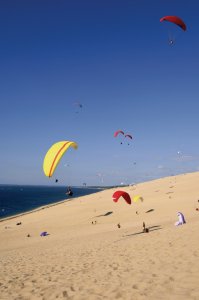 Envol de parapentes depuis la Dune du Pilat
