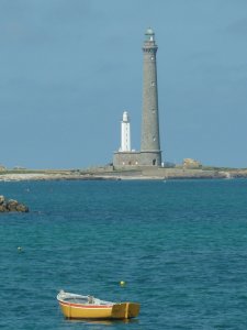 <p>Le phare de l'île Vierge vu de Lilia</p>
