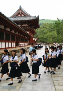 <p>Collégiennes en voyage scolaire</p>
