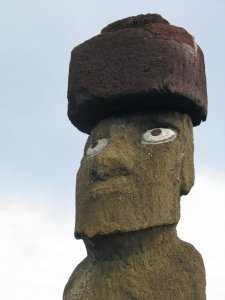 <p>Moai coiffé d'un chapeau ou pukao</p>