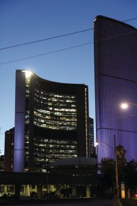 Hôtel de ville de Toronto au crépuscule.