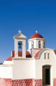Église aux dômes rouge sur l'île de Karpathos.