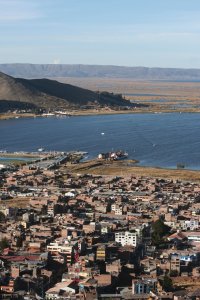 <p>Vue panoramique sur la ville et le lac Titicaca au mirador Kuntur Wasi.</p>