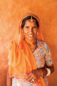 Femme en costume traditionnel.