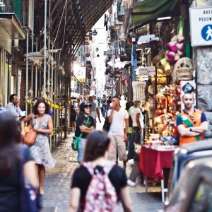 <p>Dans les rues de Naples.</p>