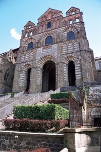<p>La façade de la cathédrale Notre-Dame du Puy-en-Velay</p>