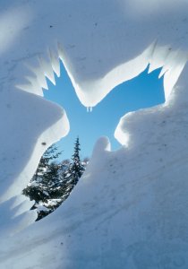 Oiseau symbolique, sculpté dans la neige