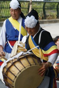 Artistes en tenue traditionnelle.