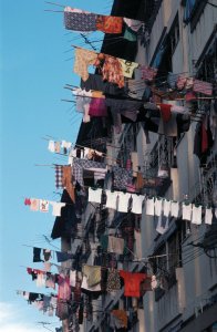 Linge séchant aux fenêtres.
