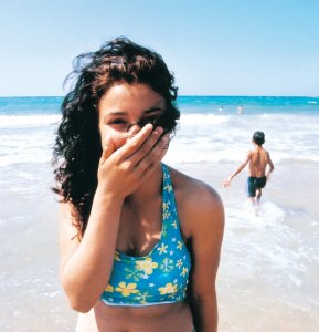Jeune algéroise sur une plage à Bab El-Oued.