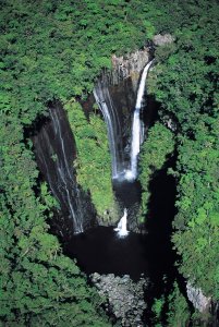 Une des nombreuses cascades faisant la beauté de la Réunion.
