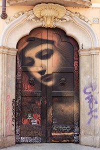 Graffiti sur une porte de Milan.