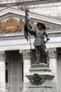 <p>Statue de Maisonneuve sur la Place d'Armes dans le Vieux-Montréal.</p>