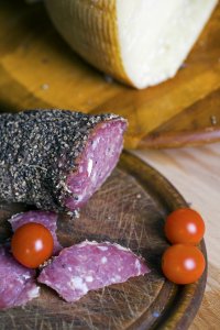 Saucisson et fromage corse.