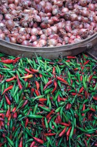 <p>Piments, échalottes, légumes sur un marché</p>
