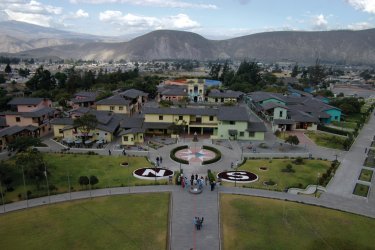 La ligne de l'équateur observée depuis le monument de la Mitad del Mundo. - Stéphan SZEREMETA