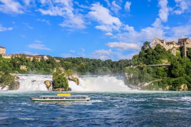 Visite des chutes du Rhin. - Avigator Fortuner - Shutterstock.com