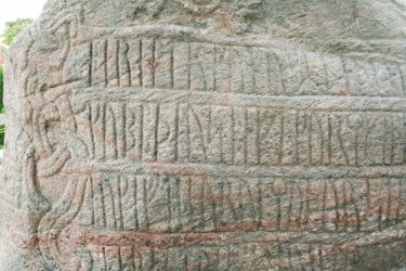 Les runes inscrites sur les pierres de Jelling. - lauradibiase - iStockphoto.com