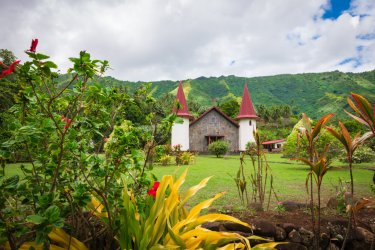 Eglise dans le village d'Hatiheu. - NAPA - Shutterstock.com