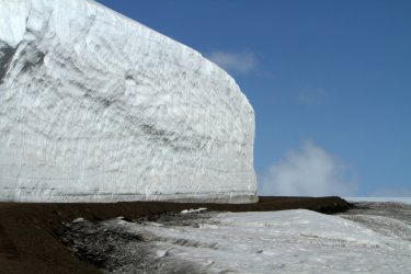 A la fin du printemps les congères restent impressionnantes. - Stéphan SZEREMETA