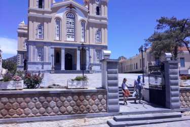 L'imposante église de la place centrale de Neapoli. - Alex VUCKOVIC