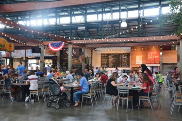 Le food court du Farmer Market de Nashville. - Nelly JACQUES