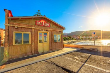 Set de tournage de la série italienne <i>I Diletti del Barlume </i>(<i>Meurtres au Barlume</i>) à Marciana Marina. - Benny Marty - Shutterstock.com