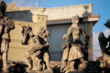 Les monstres de la Villa Palagonia. - Apollon - Iconotec