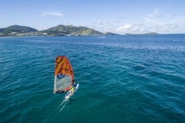 Planche à voile à Saint-Martin. - thierry dehove - Shutterstock.com