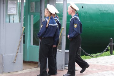 Marins visitant le sous-marin S-56 Stéphan SZEREMETA