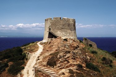 guide de voyage, ITALIE DU SUD : On trouve de nombreux vestiges de tours en Sardaig - Author's Image
