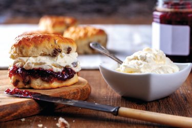 Scones tartinés de confiture et de clotted cream. monitor6-iStockphoto.com