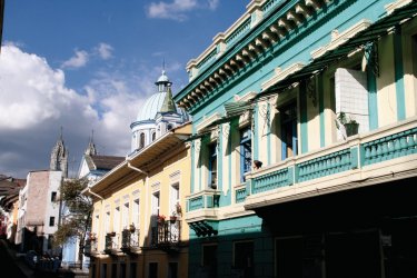 Rue colorée du Quito colonial. - Stéphan SZEREMETA