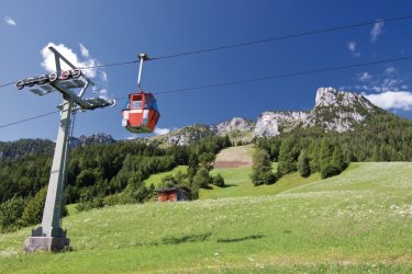 Remontées mécaniques de Lofer avec Grubhörndl et Gföllhörndl. - Markus Bormann - Fotolia