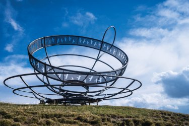Sculpture Tempête dans une tasse de thé de Dennis Oppenheim. - Andorra Turisme