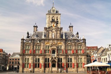 L'hôtel de ville de Delft se dresse fièrement. - jarnogz - iStockphoto.com