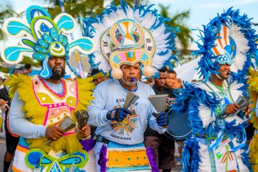 Musiciens de Gombay au Junkanoo. Trae Rollins - shutterstock.com