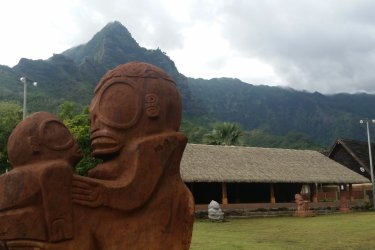 Les tikis protecteurs du marché d'Atuona - Laurent BOSCHERO