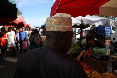 Dans la foule au marché forain de Saint-Pierre, qui se déroule chaque samedi. - Pascal Mannaerts - www.parcheminsdailleurs.com
