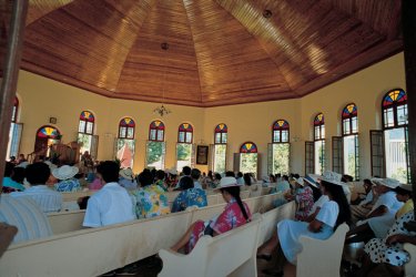 Messe dans le temple de Papetoai - Tom Pepeira - Iconotec