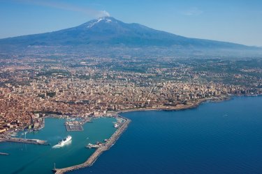 Survol de la ville de Catane et du volcan Etna. - Andras_csontos - iStockphoto