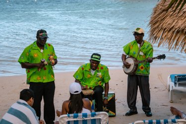 Joueurs de mento sur la plage de Montego Bay. AlexDreamliner - Shutterstock.com