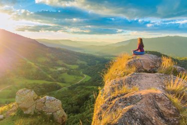 Femme pratiquant la méditation. RodrigoKristensen - iStockphoto.com