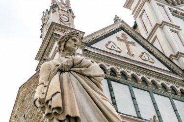 Statue de Dante Alighieri près de la Basilique de Santa Croce. - ungureanuvadim / Shutterstock.com