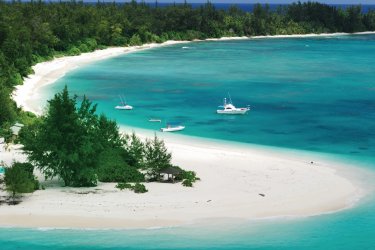 Plage de Denis. Gerard Larose - Office du tourisme des Seychelles
